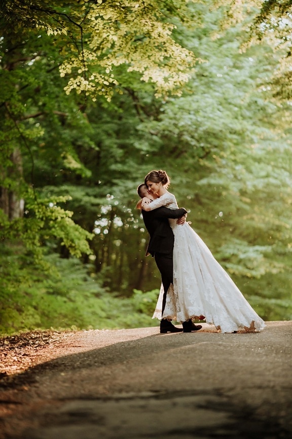 bruden, skovvejen, brudgom, hugging, bryllup, par, kjole, gift, ægteskab, Kærlighed