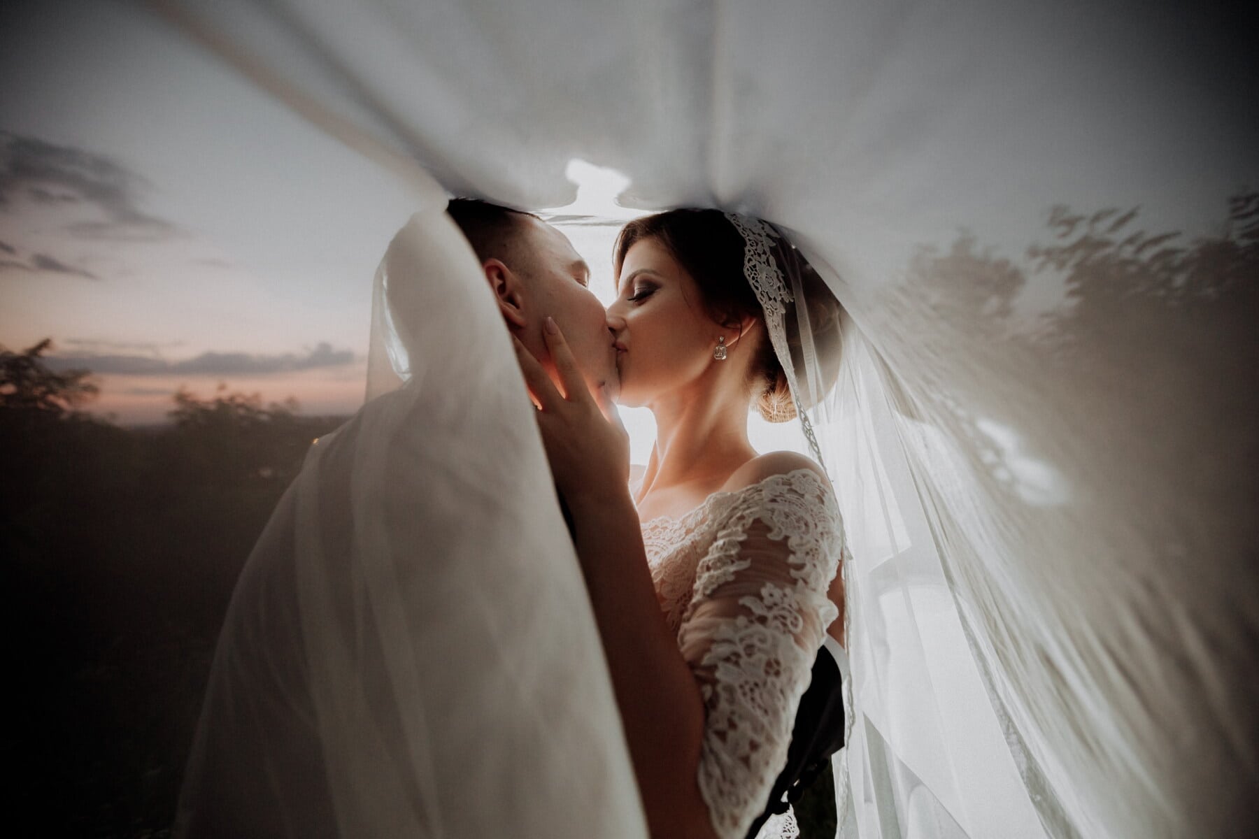 brudgommen, bruden, kyss, sløret, solnedgang, bryllup, kvinne, kjærlighet, ekteskap, mote