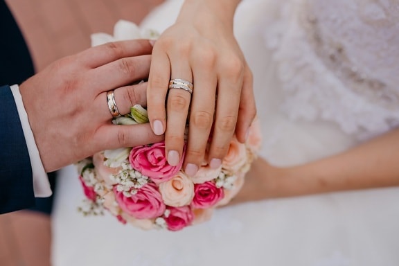 tomados de la mano, joyería, manos, anillo de bodas, boda, amor, ramo de novia, romántica, novia, novio