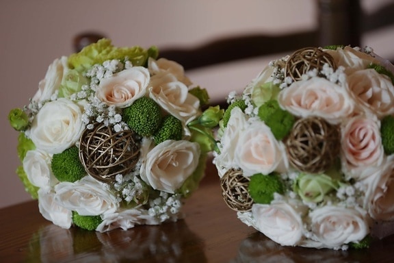 coppia, bouquet da sposa, tavolo, fatto a mano, da vicino, disposizione, bouquet, rosa, romanza, decorazione
