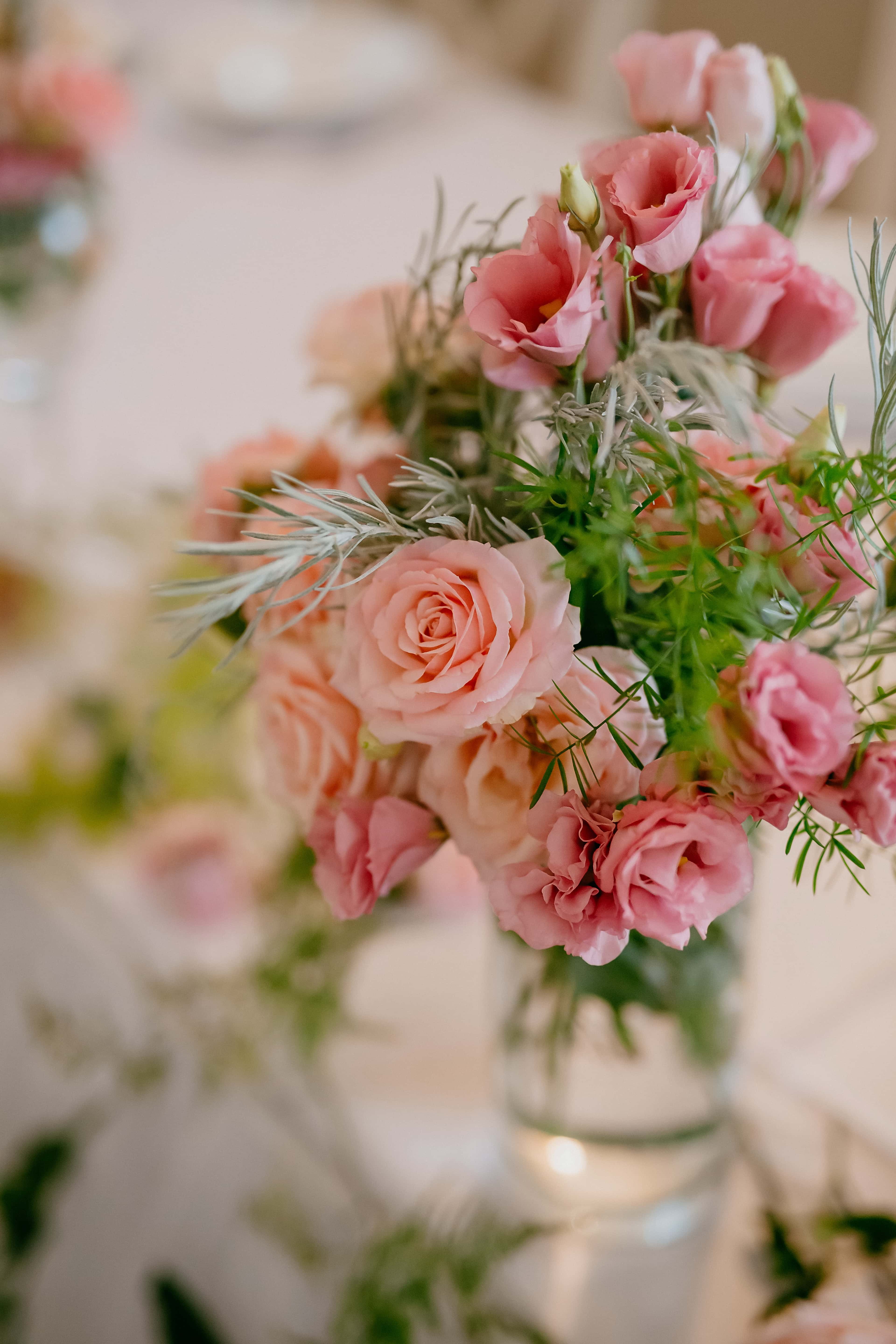 フリー写真画像 カーネーション ピンク パステル バラ 花束 花瓶 ピンク ロマンス 配置 ローズ