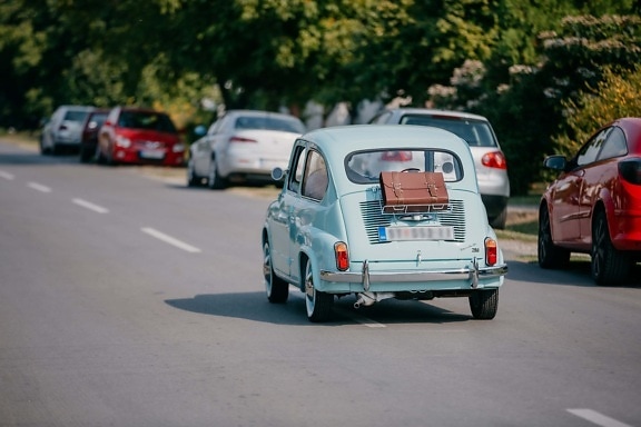 Fiat 750, coche, miniatura, Oldtimer, camino, asfalto, Carretera, equipaje, viajes, calle, automóvil