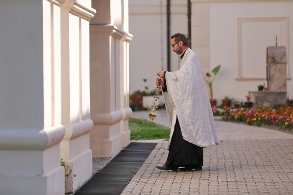 Ortodoksinen, pappi, kävely, takapihalla, luostari, kristinusko, hengellisyys, arkkitehtuuri, seremonia, ulkona