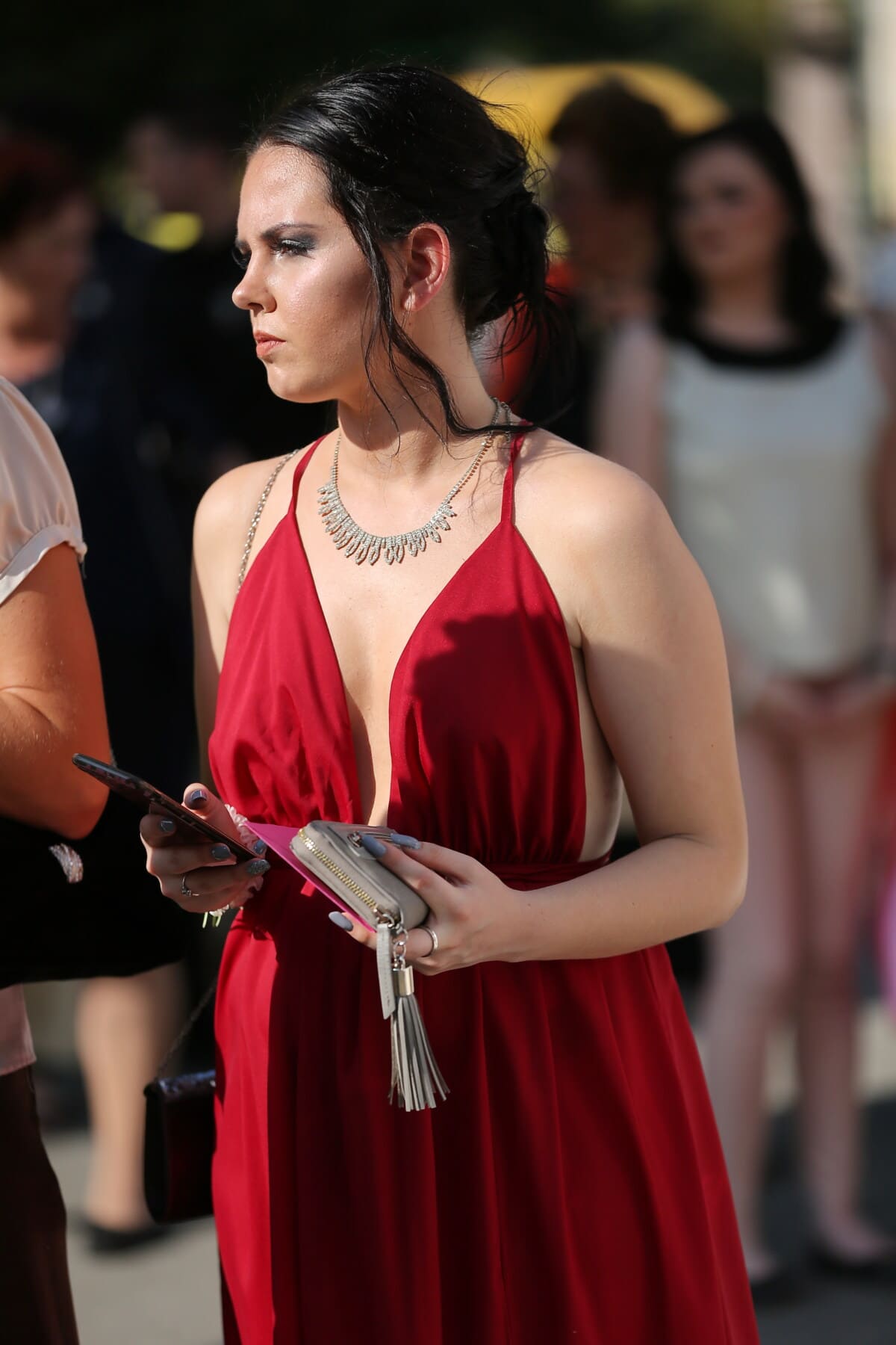 mujer joven, maravilloso, vestido, rojo, bolso, teléfono móvil, persona, moda, mujer, personas