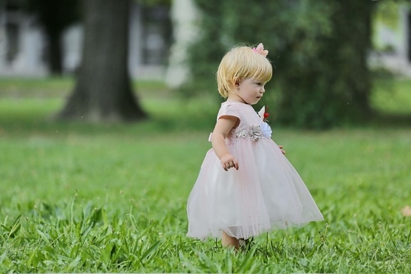 plava kosa, malo dijete, lijepa djevojka, travnjak, zelena trava, hodanje, trava, haljina, dijete, brak