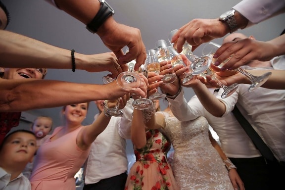champagne, vin blanc, mains, verre, crystal, célébration, gens, foule, homme, vin