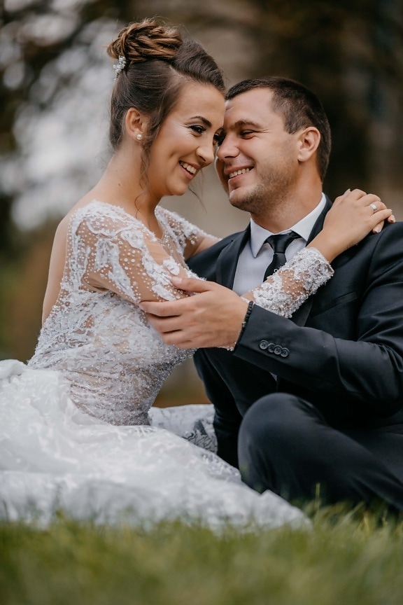 Imagen Gratis Felicidad Disfrute Sonrisa Recién Casado Césped Día De Campo Sentado Amor 5472