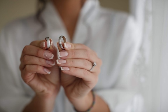 žena, vjenčani prsten, drži, lak za nokte, izbliza, manikura, prst, prstenje, koža, ruka