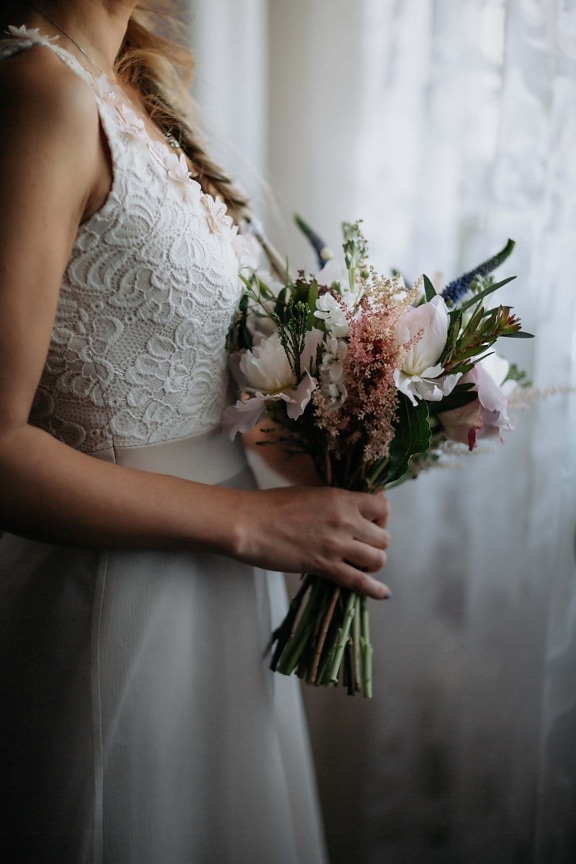 svatební kytice, svatební šaty, stojící, nevěsta, blond vlasy, boční pohled, dekorace, uspořádání, ženich, svatba