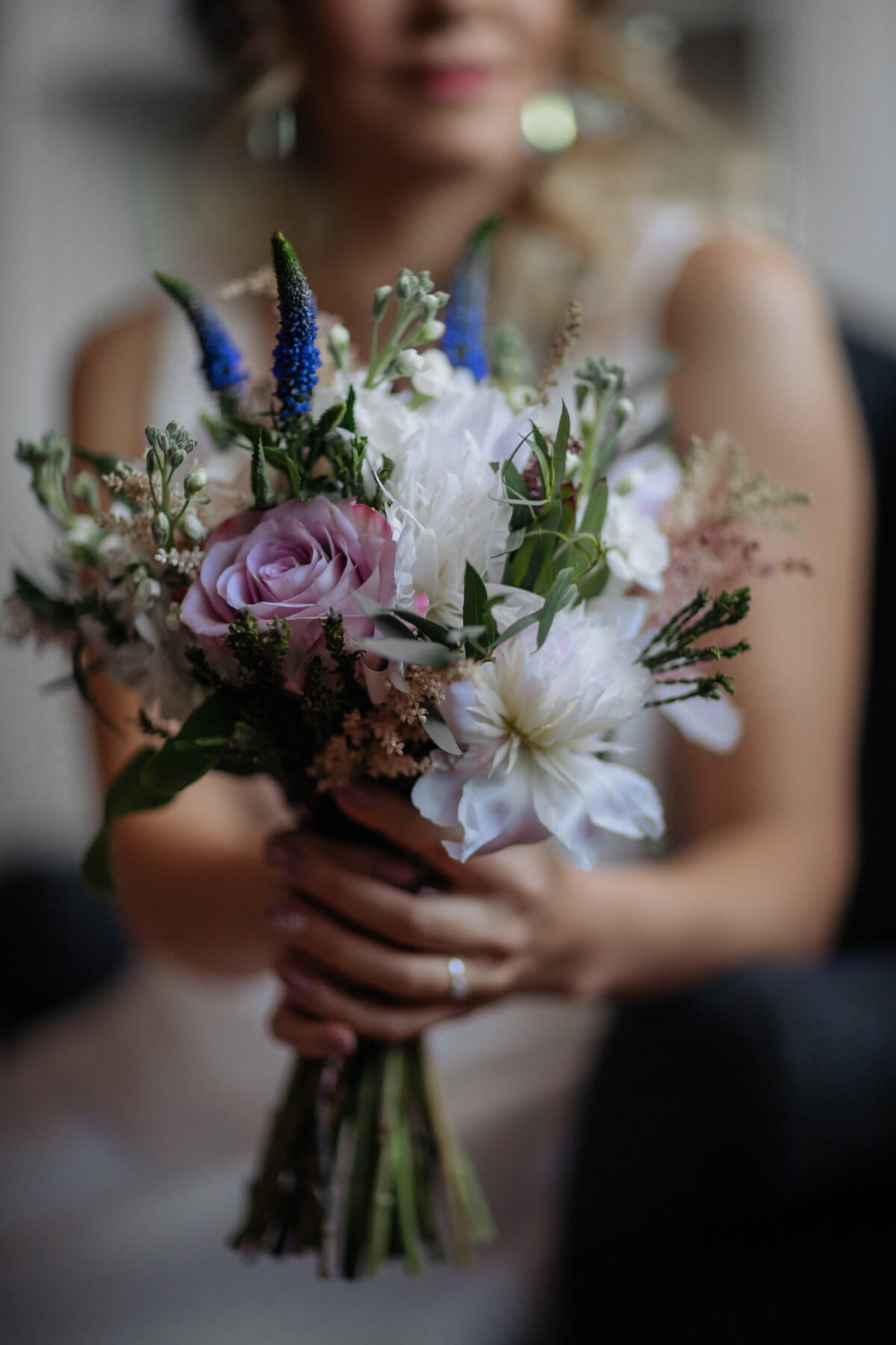 bouquet, fiori, Holding, bellissima, ragazza, fiore, donna, disposizione, decorazione, persone