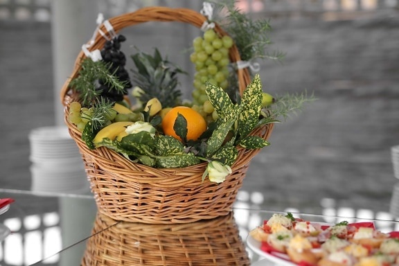 装飾的です, 籐のバスケット, フルーツ, 食品, ビュッフェ式, テーブル, バスケット, 葉, おいしい, 新鮮です