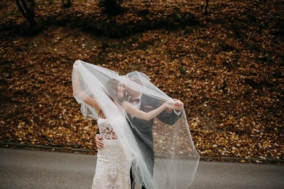 刚刚结婚, 秋天季节, 路, 沥青, 容器, 新娘, 塑料袋, 婚礼, 女孩, 女人