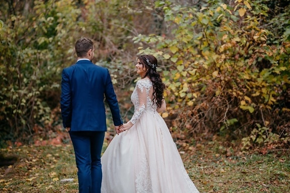 jeune marié, la mariée, marche, main dans la main, sentier de la forêt, amour, mariage, robe, marié, mariage