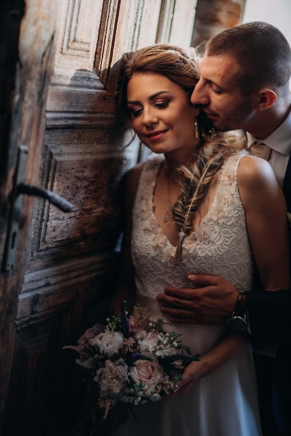 Eingang, vor der Tür, frisch verheiratet, Kuss, Zärtlichkeit, Hals, Braut, Porträt, Hochzeit, Bräutigam