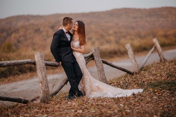 Есен, път, булката, младоженец, крайградски, романтичен, ограда, момиче, природата, сватба
