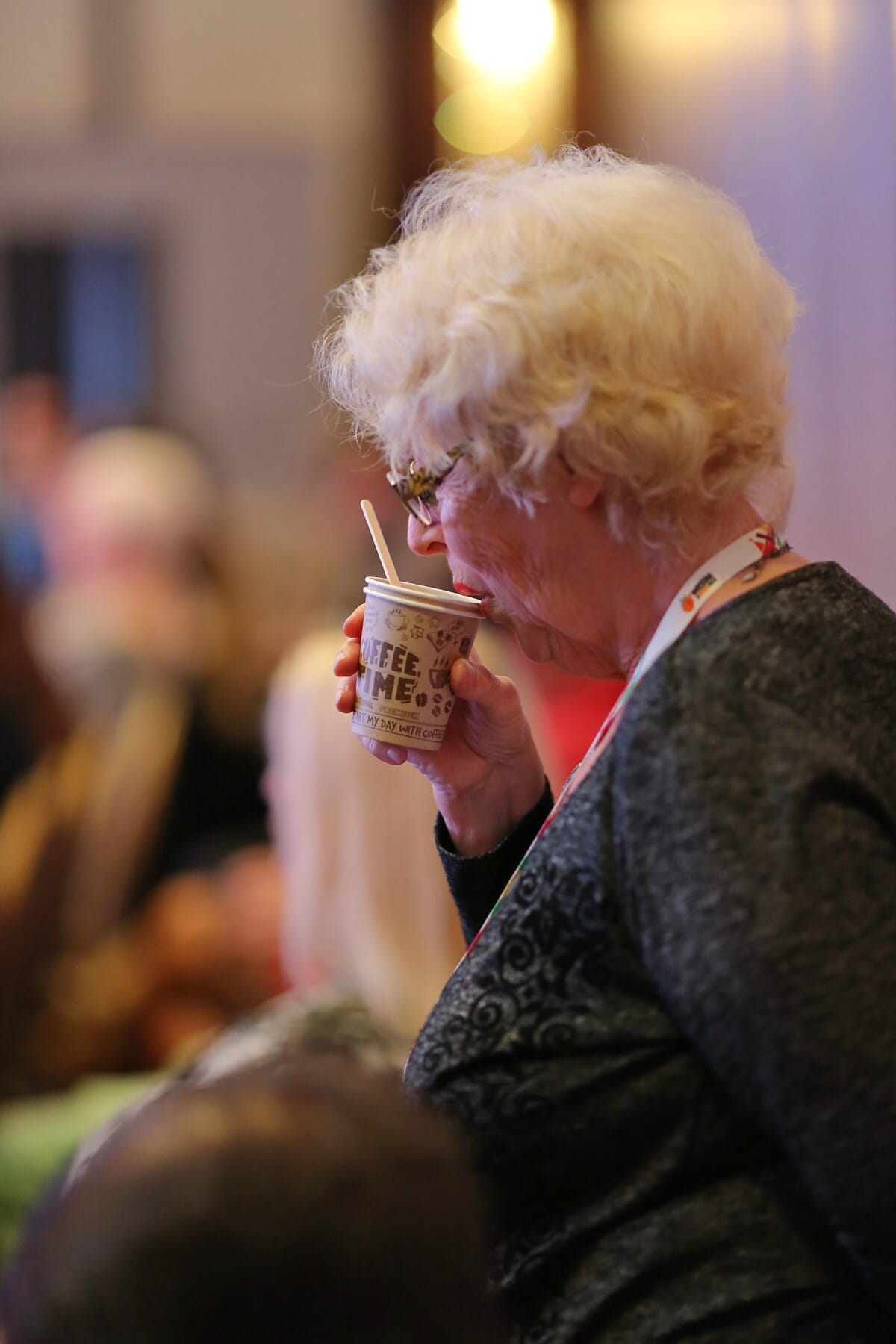 stará žena, Babička, pití, šálek kávy, káva, lidé, žena, portrét, nápoj, uvnitř
