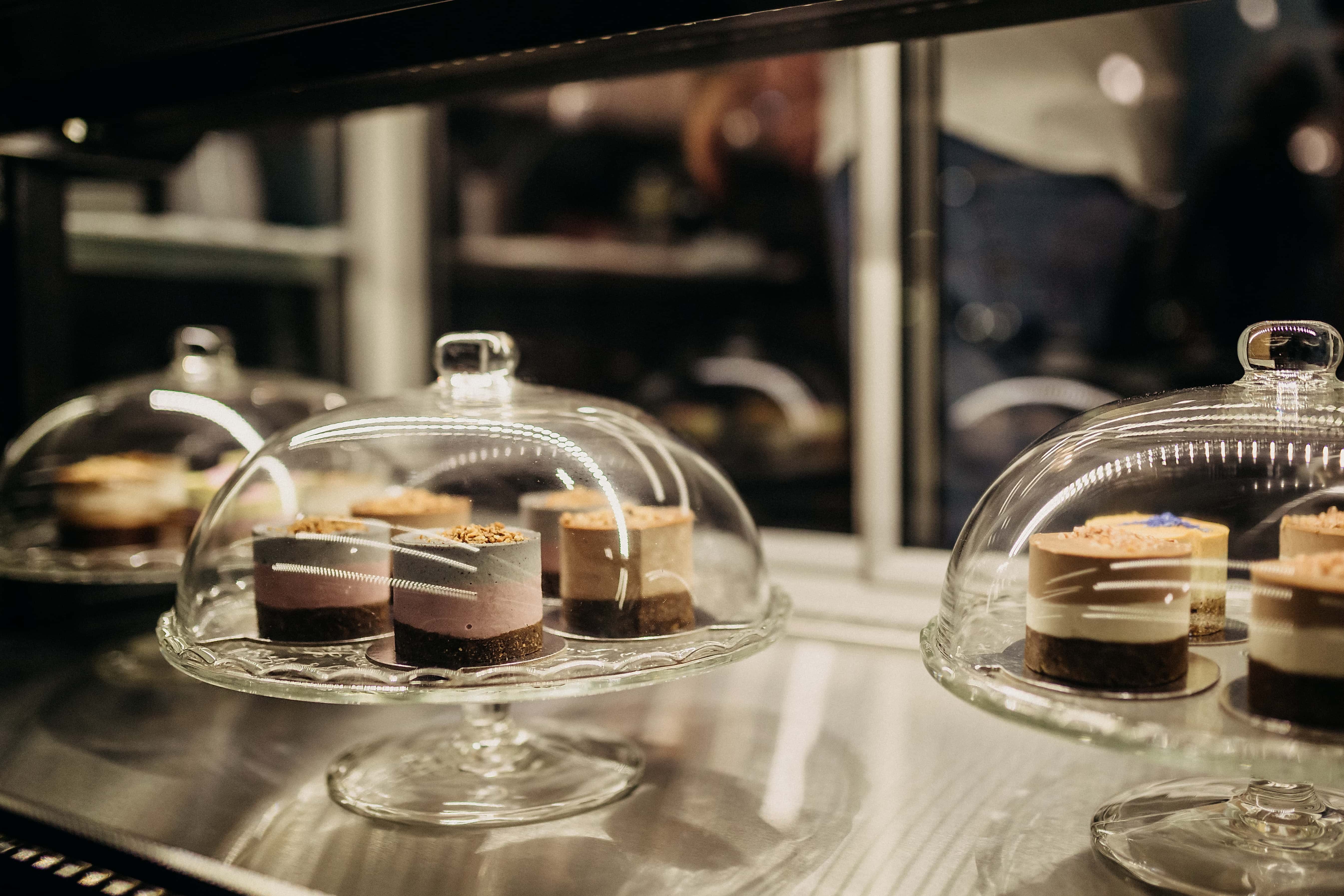フリー写真画像 デザート クッキー ケーキ屋 下に ガラス ベル 屋内で レストラン ドリンク 食卓用食器類