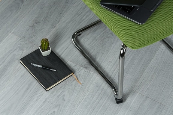 stol, kontor, bärbar dator, golv, anteckningsboken, penna, miniatyr, blomkruka, minimalism, företag