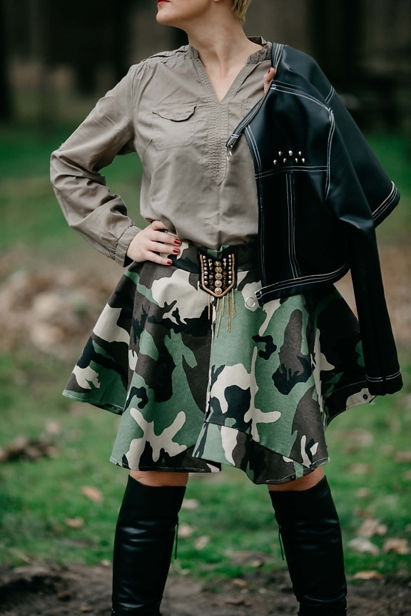 jeune femme, armée de terre, militaire, Outfit, mode, jupe, chemise, posant, en cuir, bottes