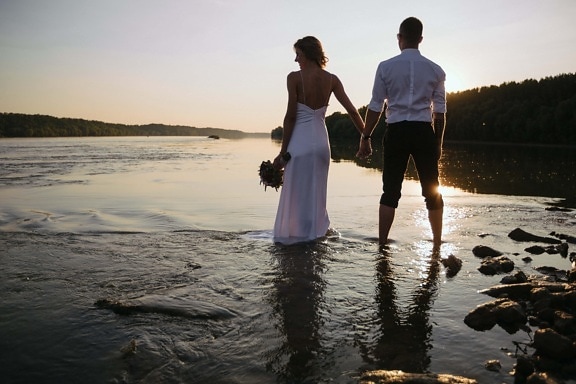 žena, držanje za ruke, muž, mlado, upravo vjenčani, večer, zalazak sunca, panorama, obala rijeke, ljubav