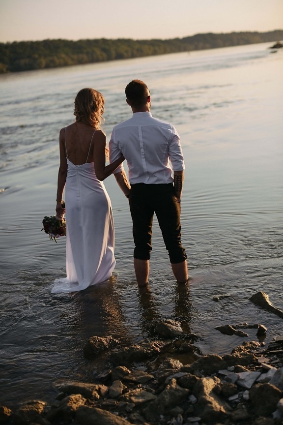 marido, hermoso, recién casados, maravilloso, mujer joven, orilla del río, panorama, puesta de sol, pie, agua