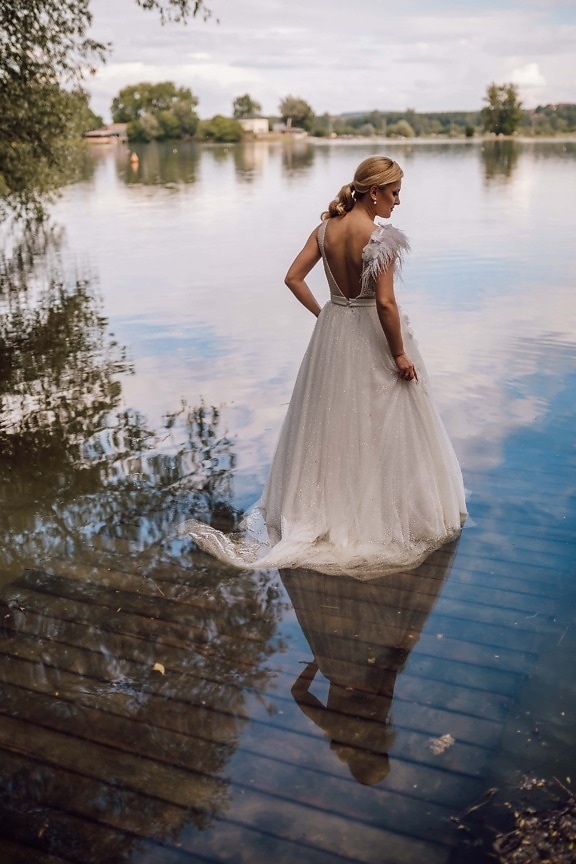 nydelig, ung kvinne, blonde, hvit, kjole, innsjø, bryllup, bruden, vann, utendørs