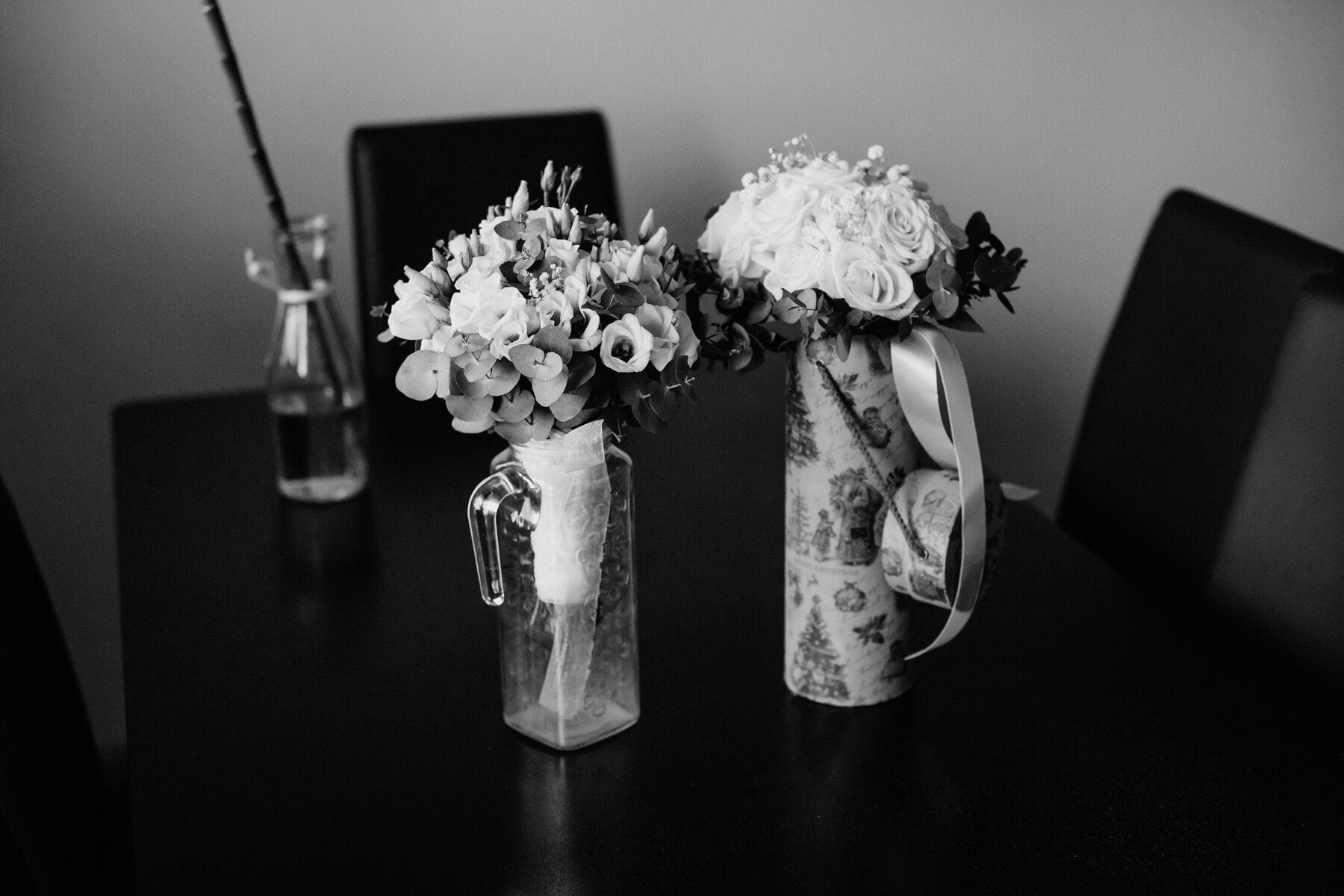 džbán, dvojice, váza, kytice, elegantní, růže, kancelář, černá a bílá, černobílý tisk, zátiší
