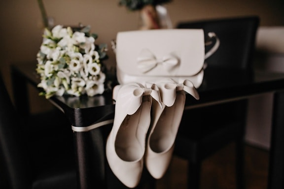 blanc, chaussures, brillante, sandale, élégant, table, bouquet, sac à main, fleur, nature morte