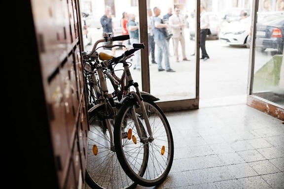 Fahrrad, vor der Tür, innen, Gebäude, Rad, Fahrrad, Straße, Stadt, Urban, Menschen