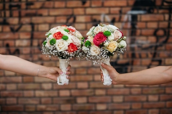 mains, bouquet de mariage, horizontal, briques, mur, arrière-plan, fleur, bouquet, amour, femme