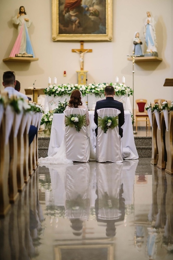 весілля, католицька, місце весілля, церква, наречений, наречена, стільці, сидячи, плаття, пара