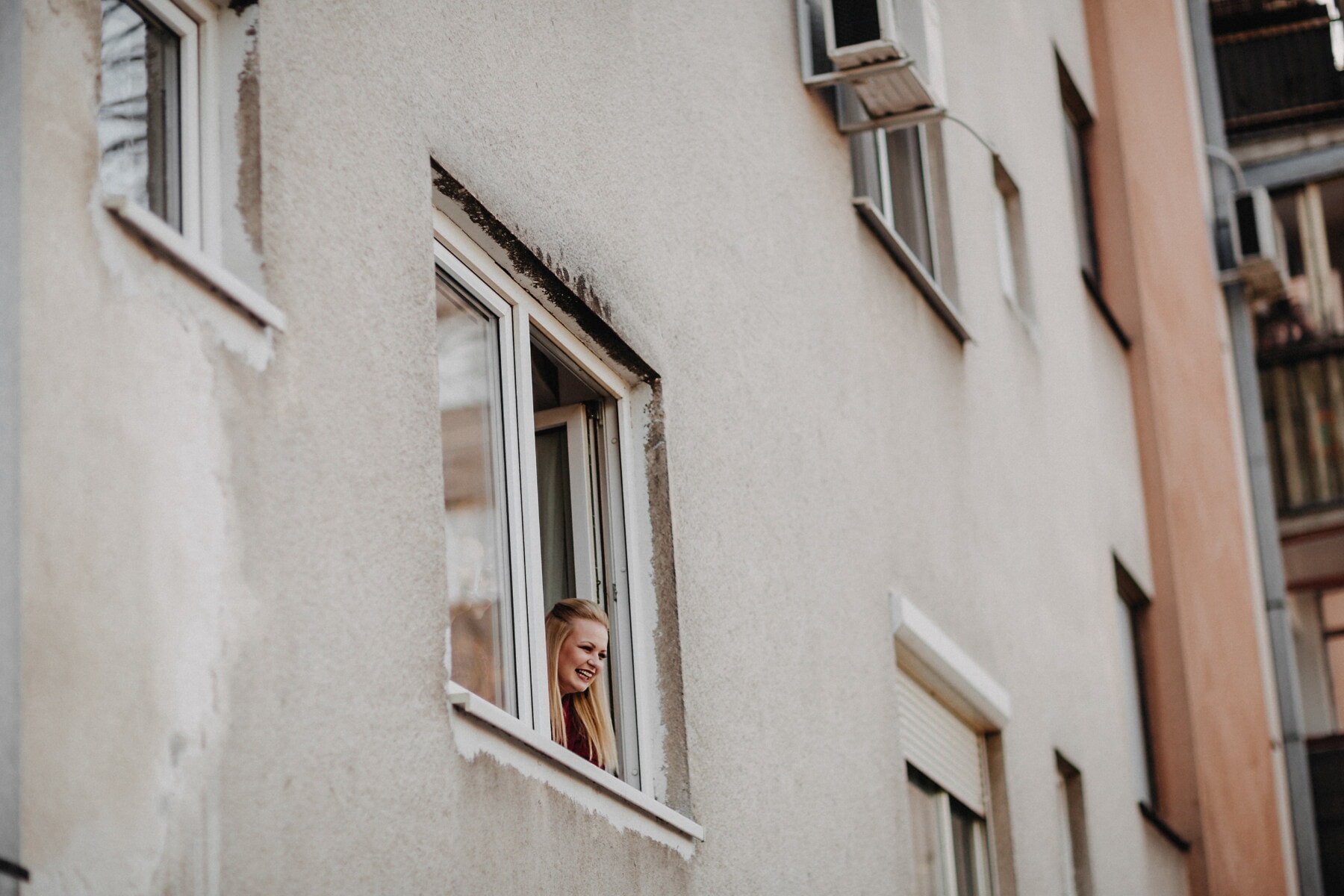 blonde Haare, junge Frau, auf der Suche, Fenster, Fassade, Gebäude, Architektur, Straße, Haus, Stadt