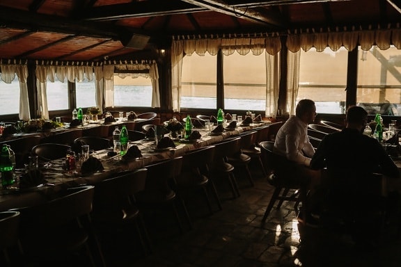 Restaurant, Männer, sitzen, Schatten, 'Nabend, Tabelle, Stuhl, Innenraum, Möbel, Menschen
