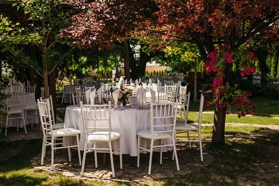 градина, бяло, маса, място за сватба, мебели, столове, вътрешен двор, структура, седалка, стол