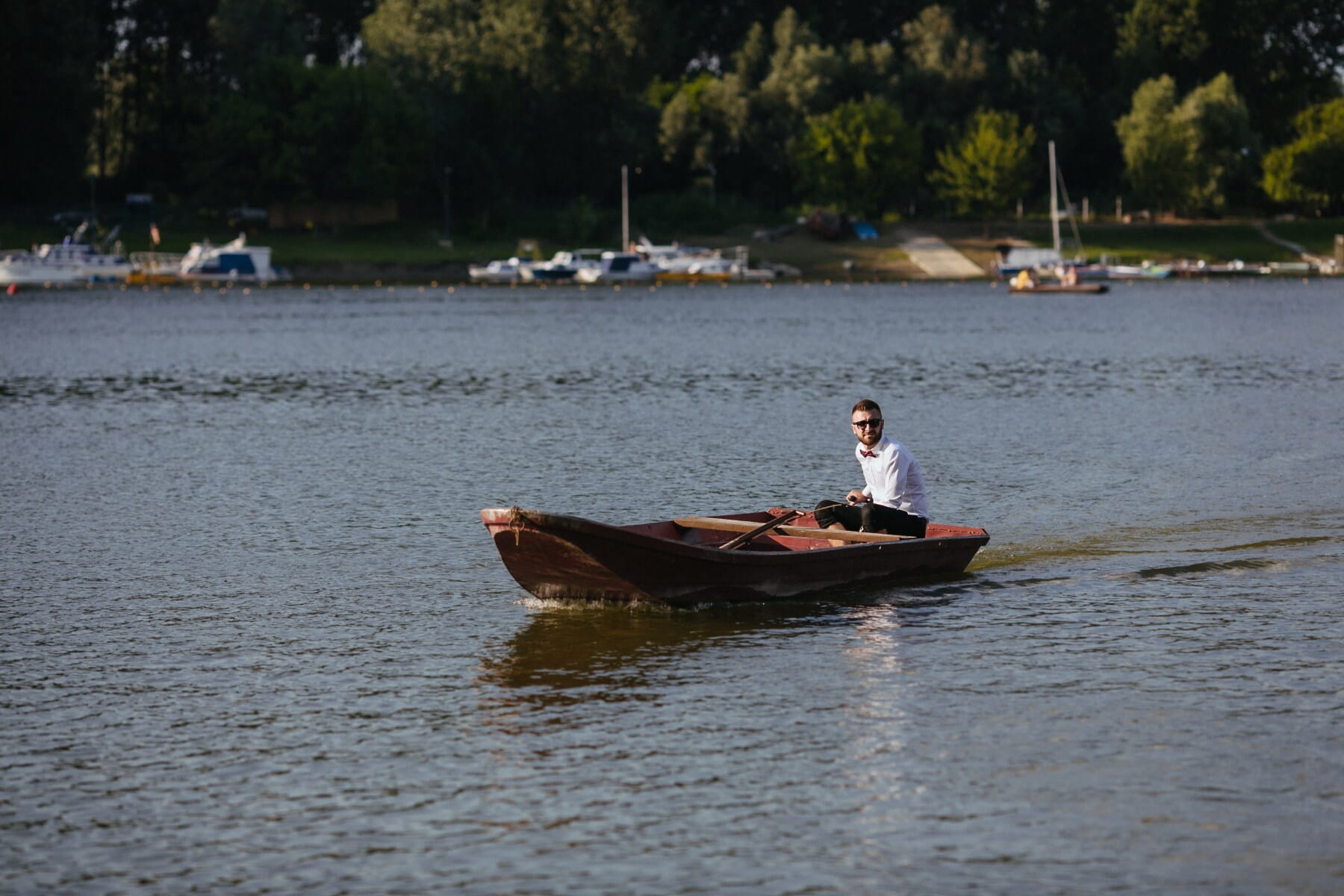 caballero, hombre, corbata de moño, esmoquin, junto al lago, barco, canoa, Kayak, carrera, paleta