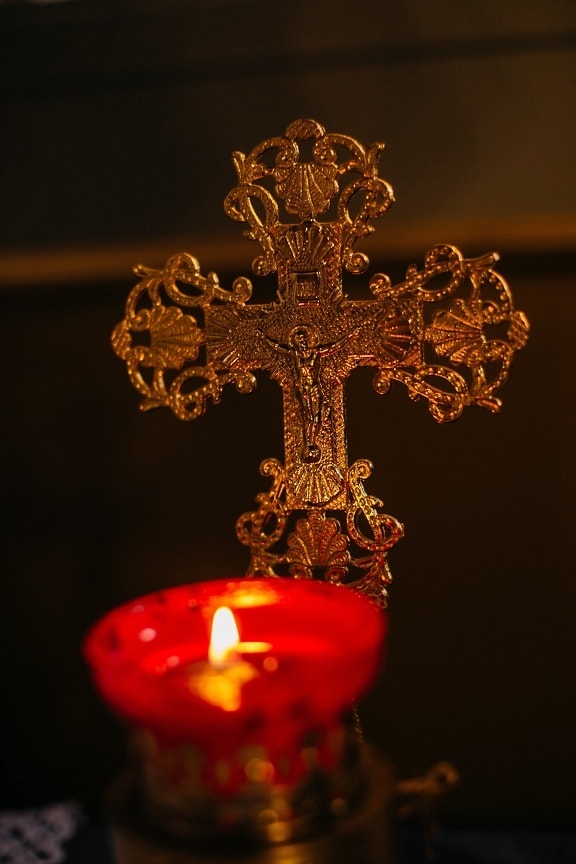 При свечах, свеча, крест, религия, христианство, тьма, золото, тень, пламя, искусство