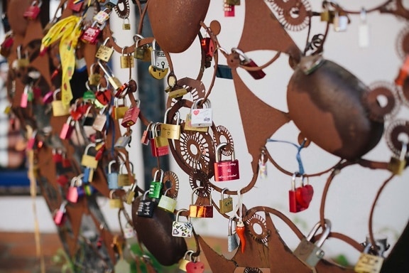 padlock, fence, hearts, memorabilia, traditional, many, outdoors, hanging, street, colorful