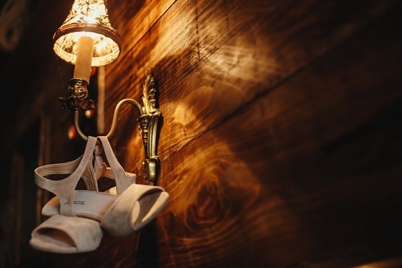 romántica, sandalia, vendimia, blanco, zapatos, linterna, sombra, madera, Oscuro, luz