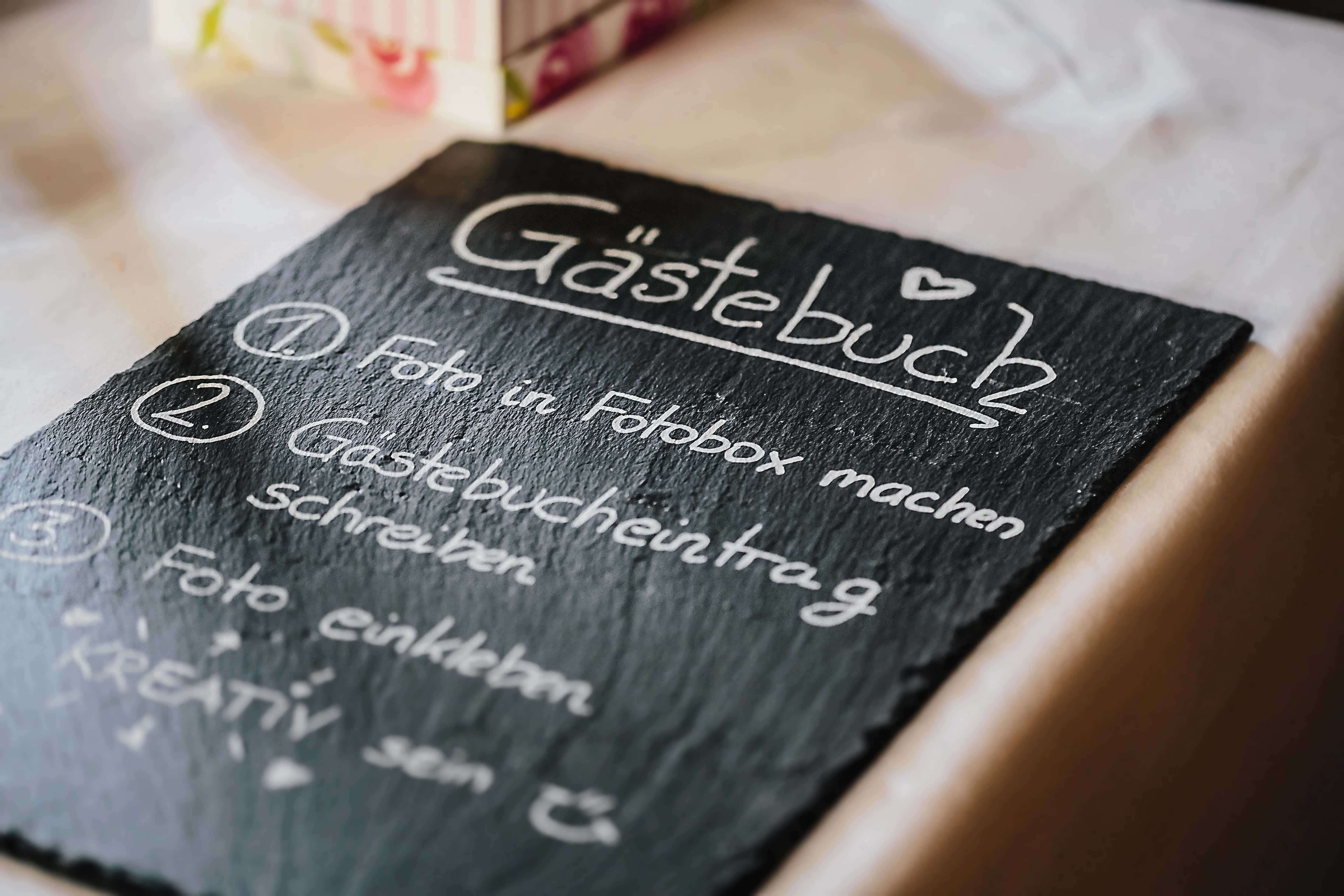 フリー写真画像 ドイツ語 アルファベット テキスト 言語 黒と白 黒板 白 メッセージ チョーク ビジネス