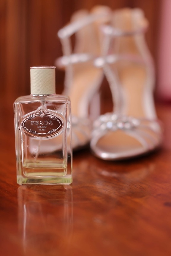 Prada parfem, boca, cipele, sandale, tekućina, staklo, luksuzno, drvo, elegantan