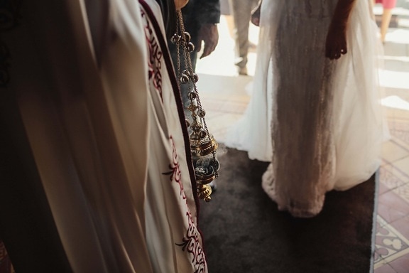 свещеник, православна, церемония, булката, религиозни, сватбена рокля, сватба, хора, улица, жена