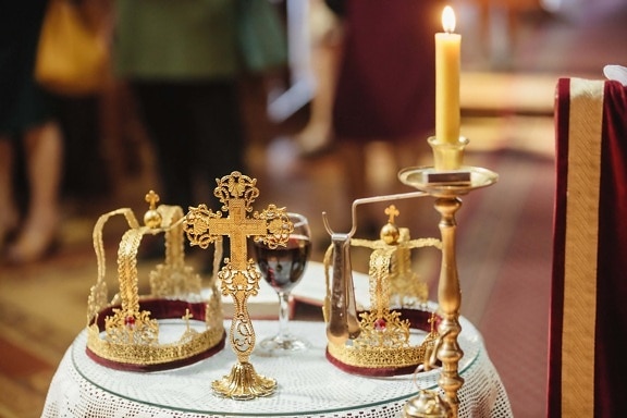 Koruna, zlato, kříž, svícen, svíčka, náboženství, královské rodiny, křest, korunovace, luxusní
