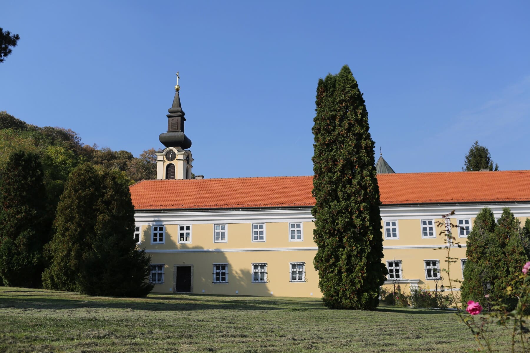 orthodoxe, Kloster, Blumengarten, Hinterhof, Rasen, Kirchturm, architektonischen Stil, Architektur, Gebäude
