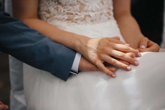 mariage, main dans la main, mains, toucher, doigt, romance, passion, amour, femme, la mariée