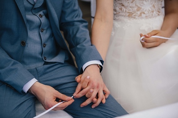 hålla händer, bruden, brudgummen, bröllopsklänning, smoking kostym, kvinna, bröllop, kärlek, inomhus, engagemang