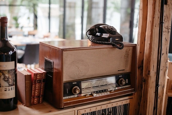 Rádió vevő, rádió, szüret, telefon vezeték, telefon, nosztalgia, könyvespolc, fa, retro, régi