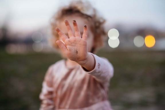hand, finger, toddler, arm, nature, outdoors, blur, child, portrait, girl