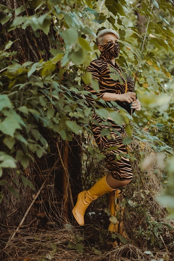 camouflage, vrije stijl, mode, jonge vrouw, laarzen, geel, meisje, boom, hout, plant