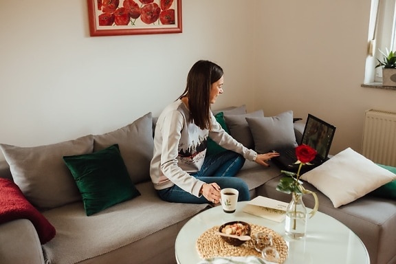 Kaffekop, ung kvinde, bærbar computer, nydelse, Stue, beskæftigelse, arbejder, hjem, indendørs, værelse