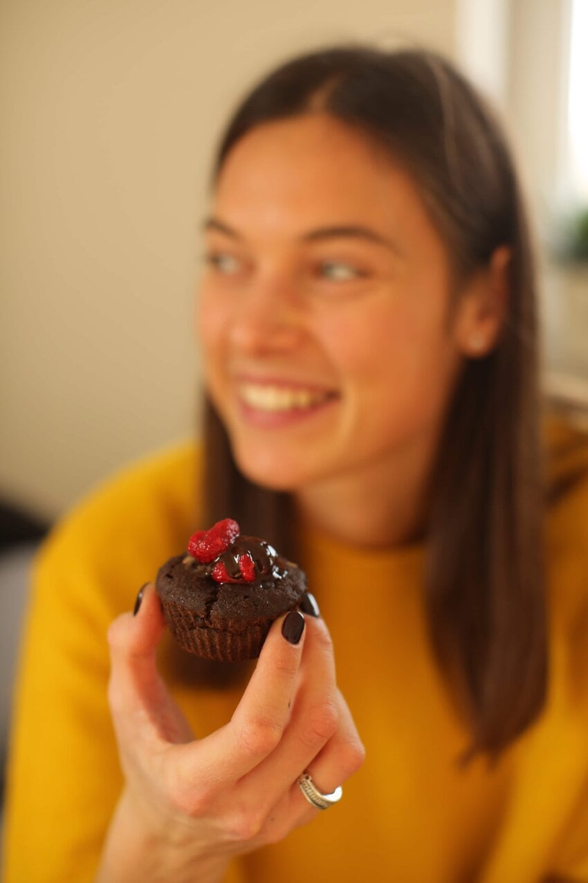 Imagen gratis: mujer joven, chocolate, Magdalena, comer, galletas, baya ...